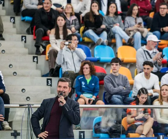 Alex Parreño · Animando la grada del pabellón