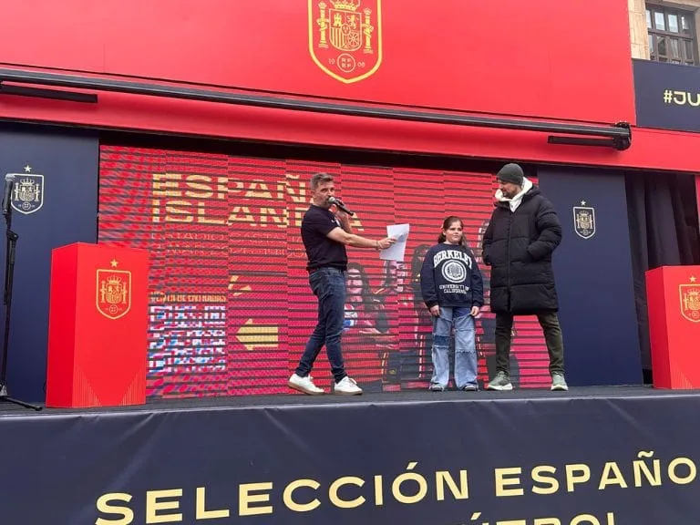 Alex Parreño en el escenario de la Selección Española de Fútbol